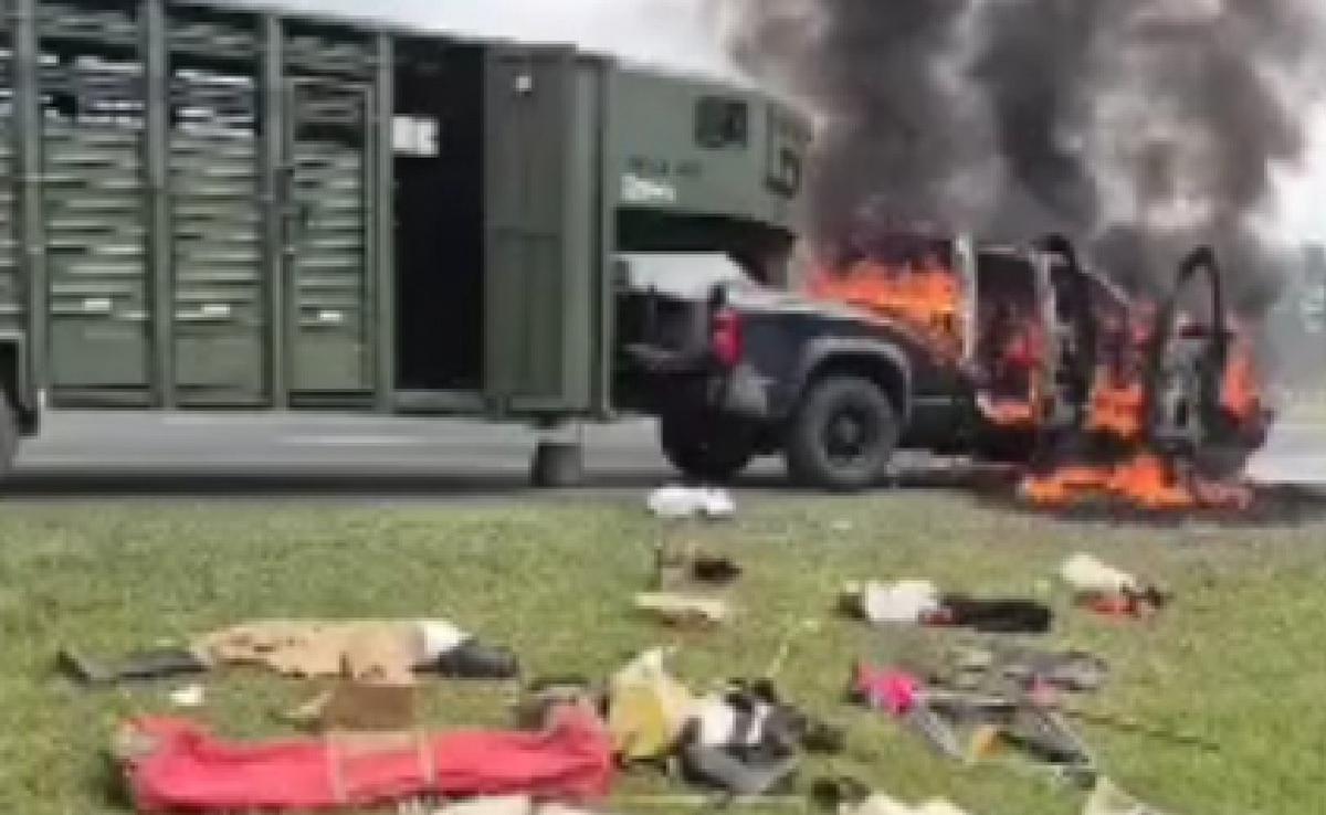Una camioneta se incedió en la Circunvalación de Córdoba. (Foto: captura de video/Policía)