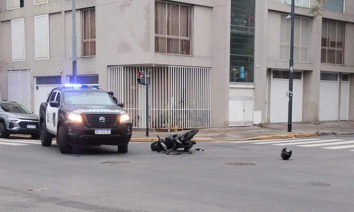 Accidente en Chacarita: un motociclista herido tras colisión con un auto