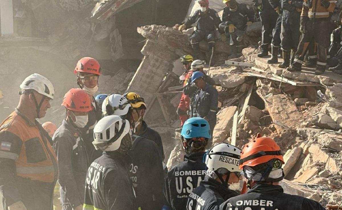 FOTO: 60 bomberos de Santa Fe trabajaron sin parar en el derrumbe en Villa Gesell.