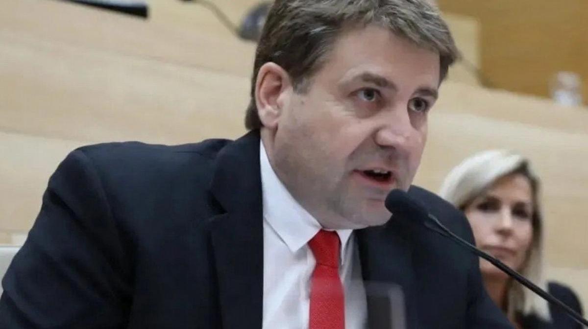 Legislador Bosenovich exige la exclusión de Flores tras escándalo por puntero político violador