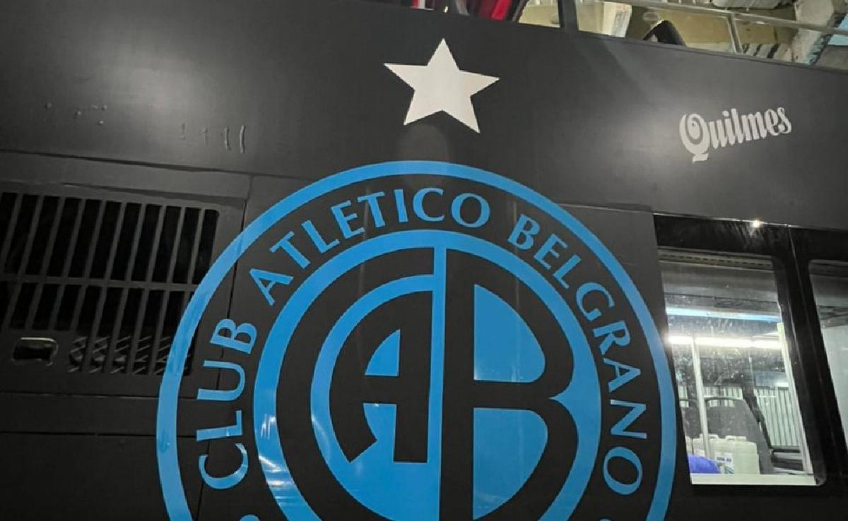El colectivo ploteado de Belgrano que busca llegar al centro de Córdoba.