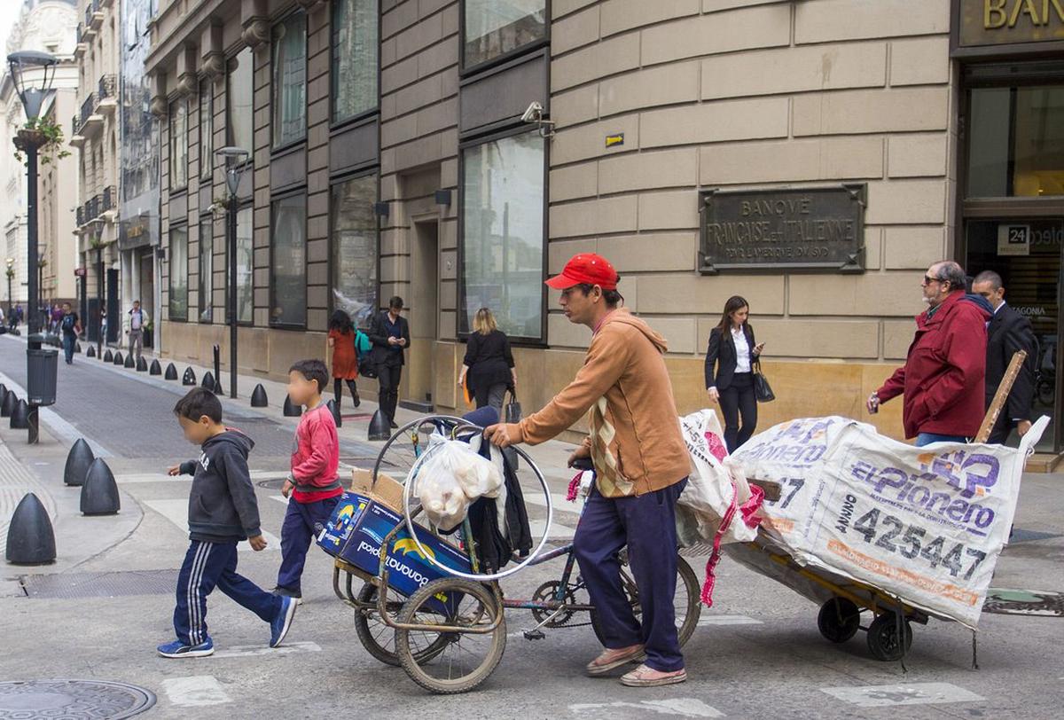 Casi cuatro de cada diez chicos en Argentina no pueden comprarse ropa, revela un informe