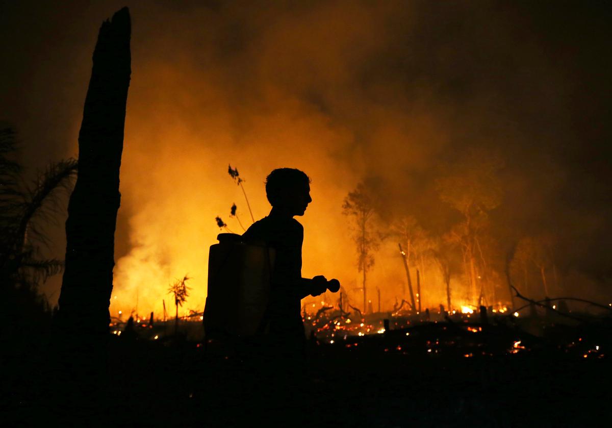 Incendios en Amazonía alteran la vida diaria de sus habitantes y avivan los ataques políticos