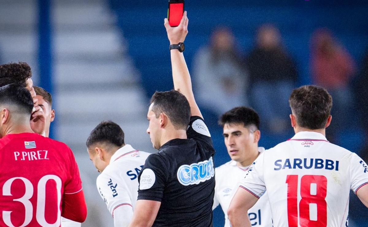 El fútbol uruguayo implementó las tarjetas virtuales (Foto: tntsportar).
