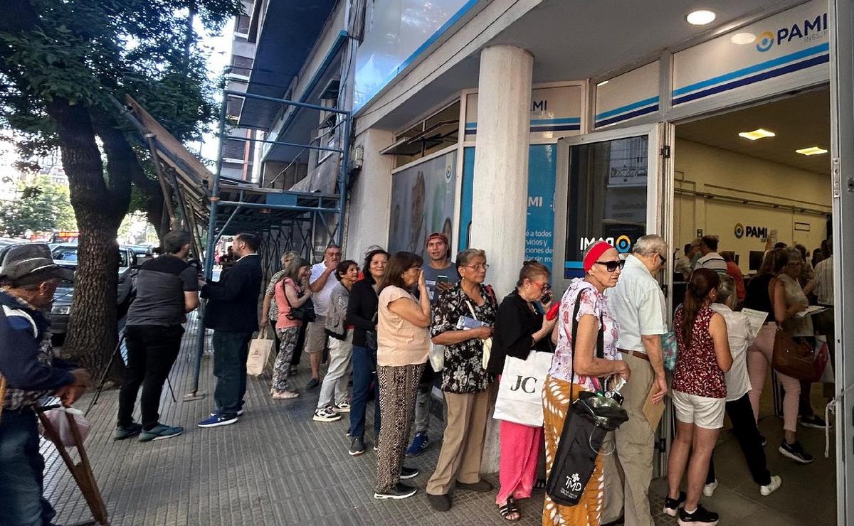 FOTO: Largas filas en la sede del PAMI en Córdoba. (Foto: Federico Borello/Cadena 3)