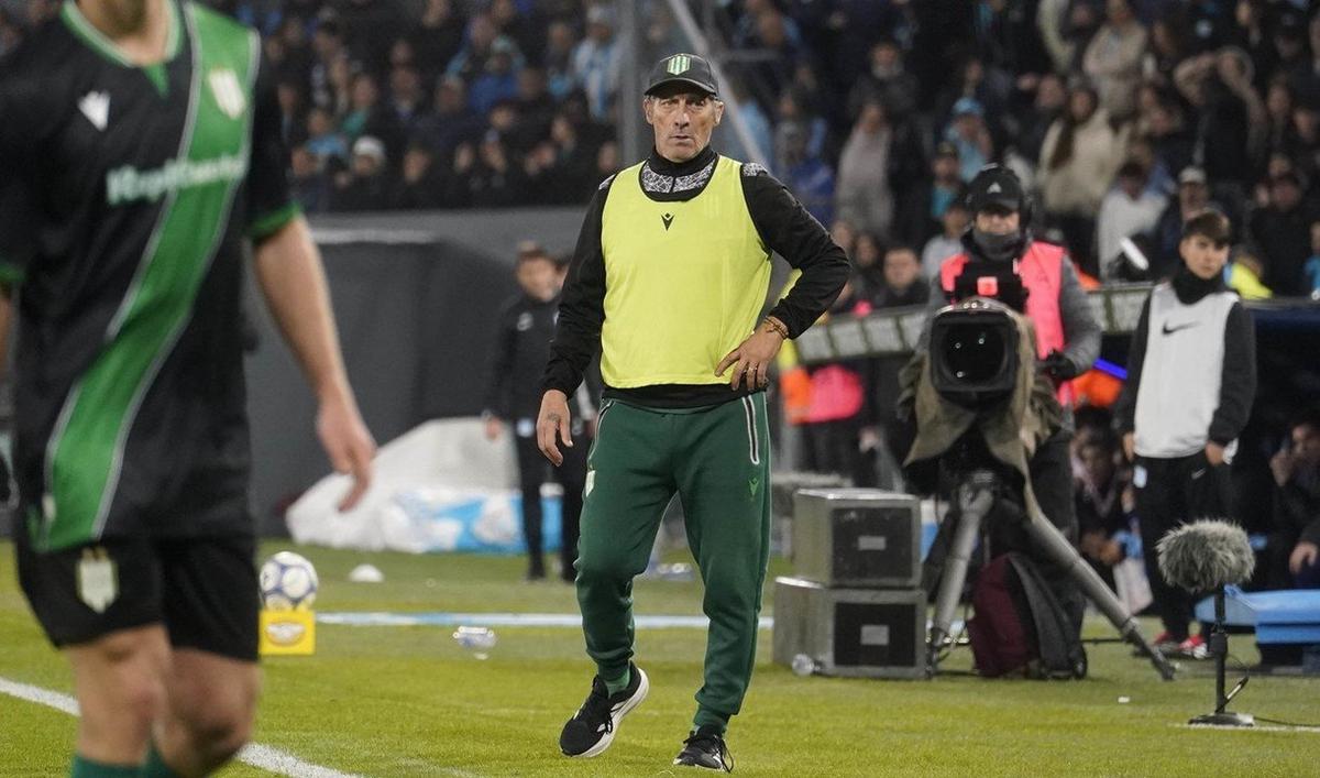 Pedro Troglio durante el pasado triunfo de Banfield en su visita a Racing.