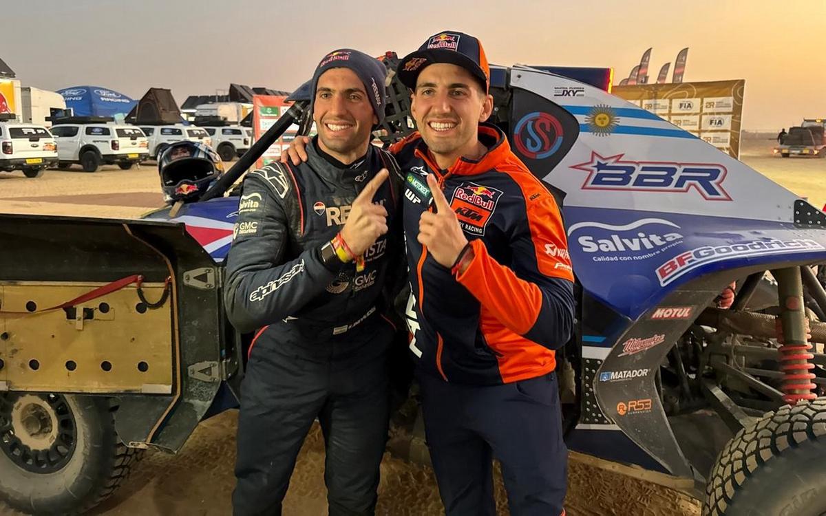 Los hermanos Benavides posan, tras ganar el mismo día en el Dakar