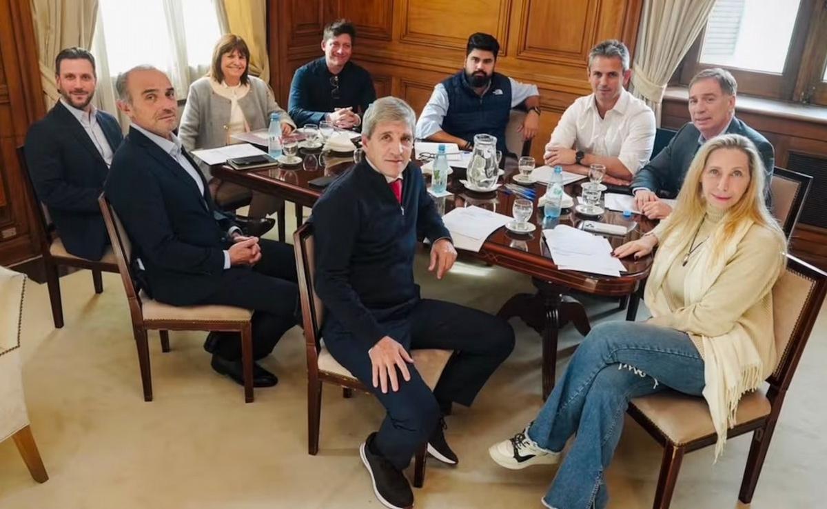 El Gobierno vuelve a reunir a la mesa política. (Foto: Presidencia)