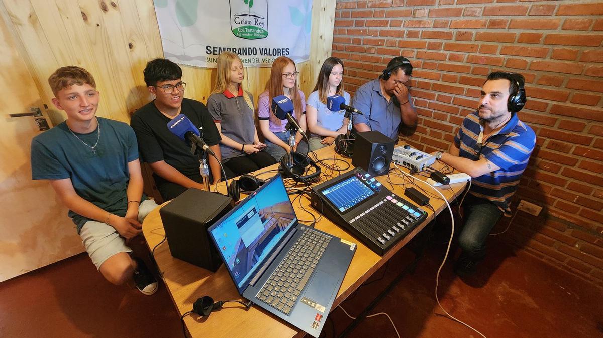 FOTO: Cadena 3 entregó la radio a la escuela Colegio Cristo Rey de Los Helechos, Misiones