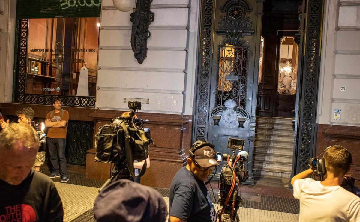 FOTO: Velan los restos de Lanata en la Casa de la Cultura porteña.