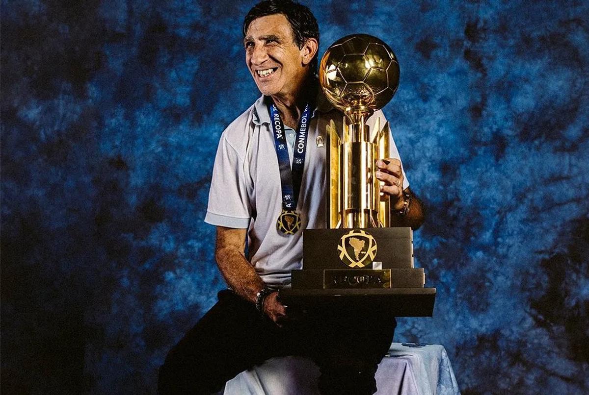 Gustavo Costas con la Recopa Sudamericana, el último título de Racing. Foto Archivo Agencia NA.