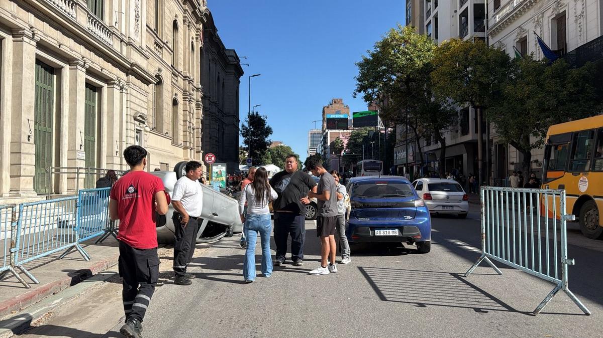 Impactante vuelco en pleno centro de Córdoba. (Celeste Benecchi/C3).