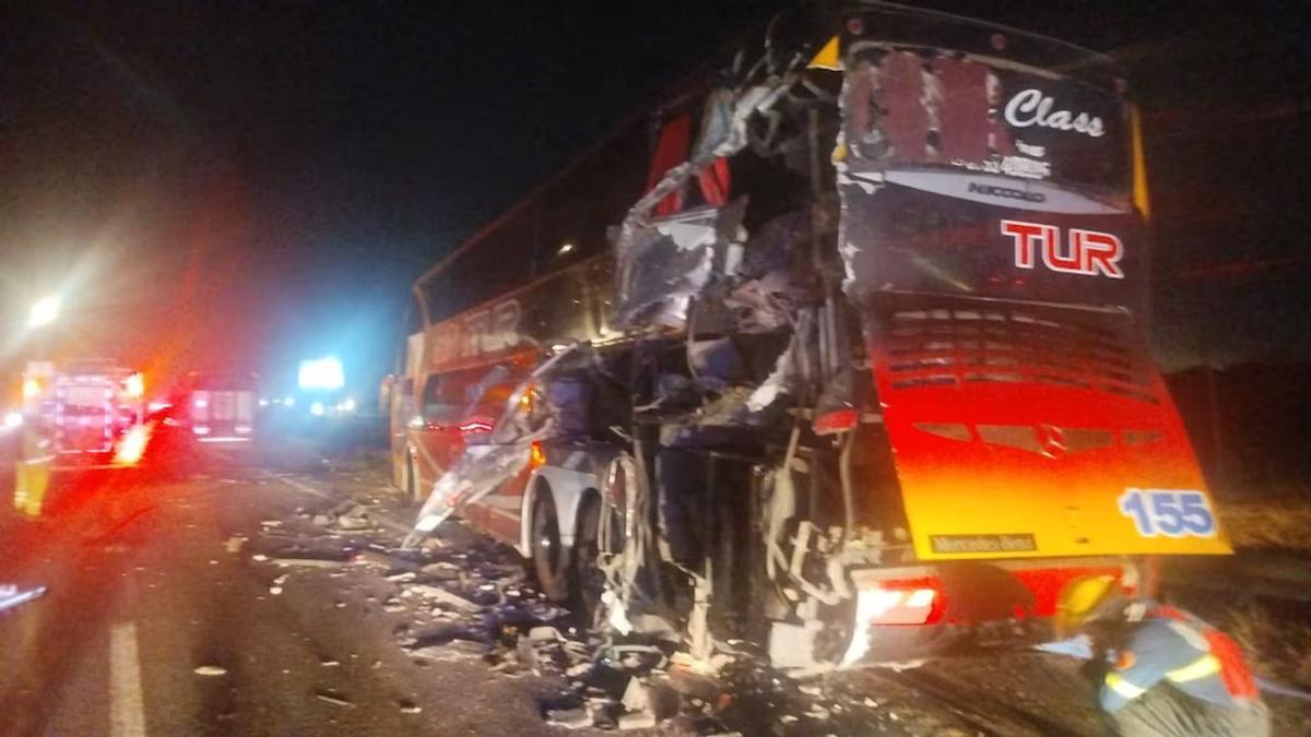 Campana: dos heridos graves tras un choque entre un micro y un camión