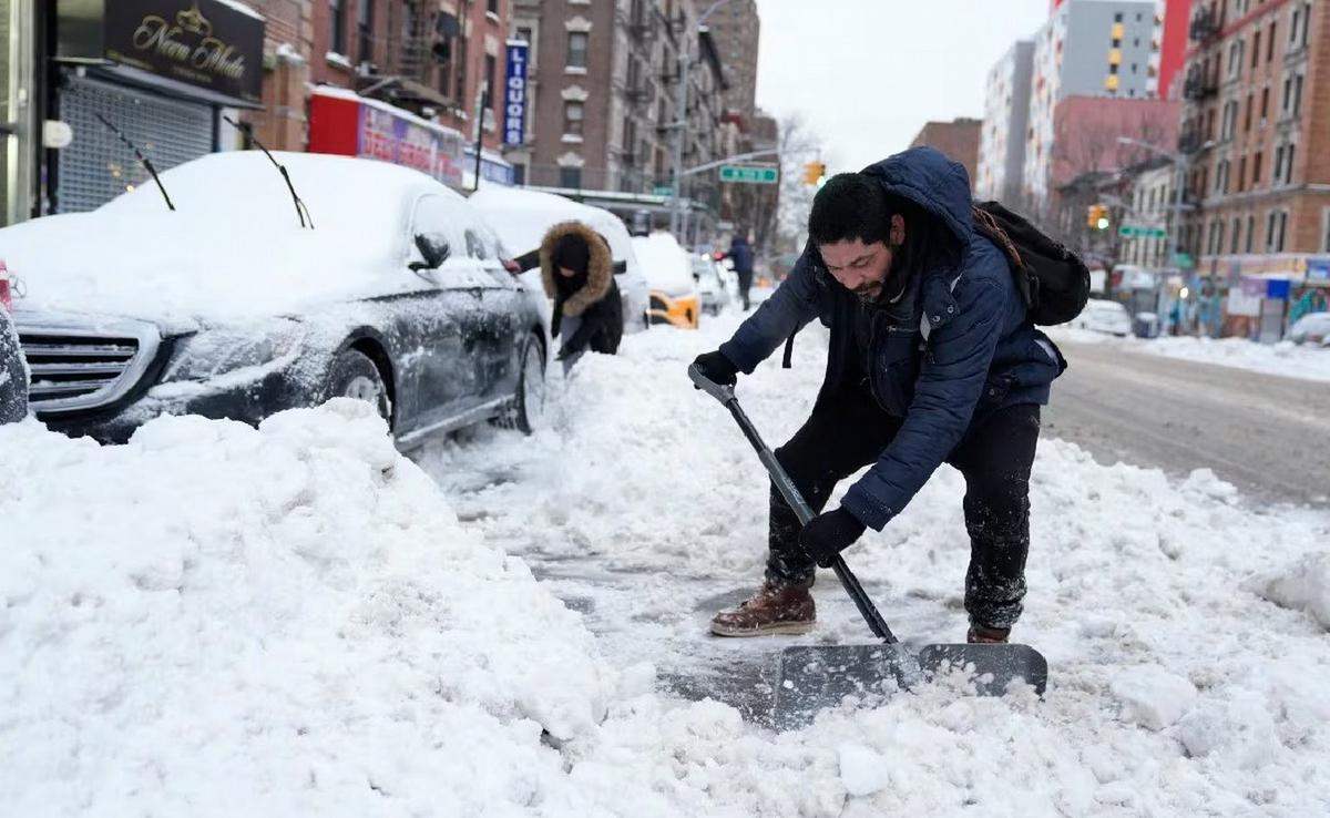 Una poderosa tormenta invernal sigue afectando a EEUU. (Foto: Seth Wenig/AP)
