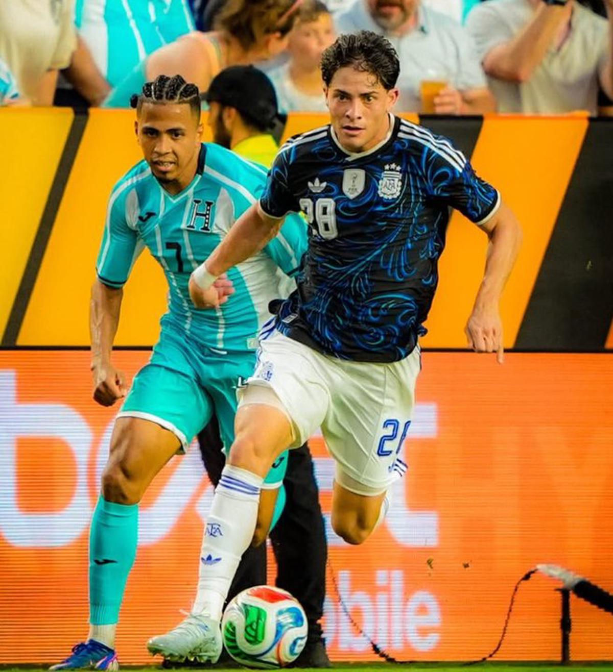 Agustín Giay fue titular ante Honduras y volverá a serlo frente a Islandia.
