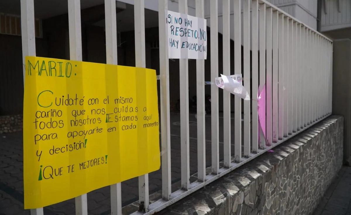 Mensajes de apoyo al preceptor en la escuela. (Foto: Andrés Oviedo/Puntal)