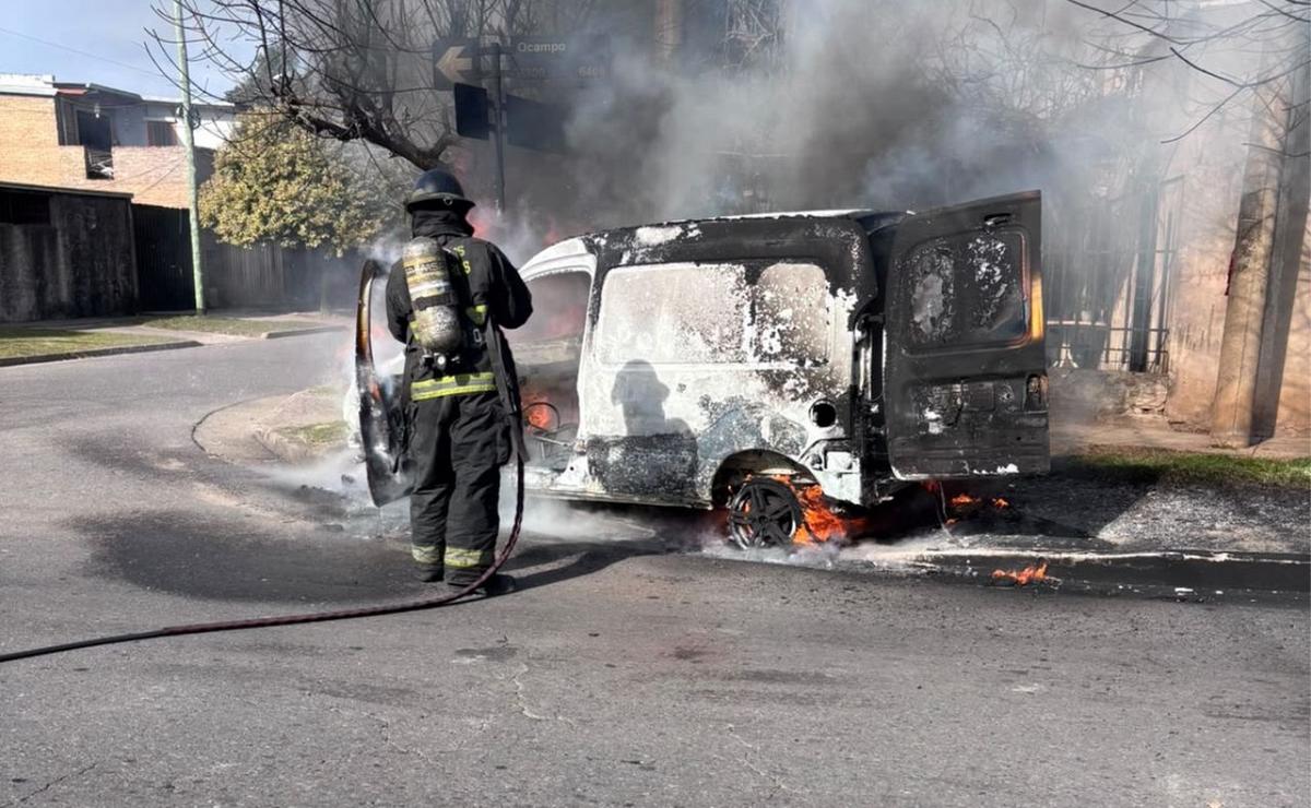 Se incendió una camioneta por completo.