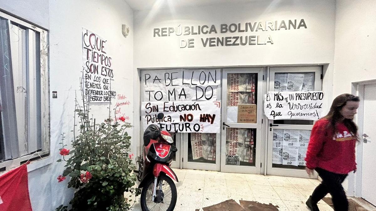 FOTO: Continúa la toma en el pabellón Venezuela de la UNC