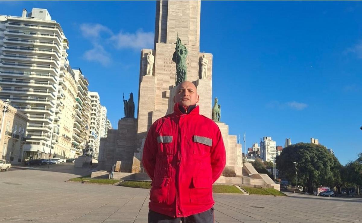 Andrés Pérez, bombero que viaja a Venezuela.