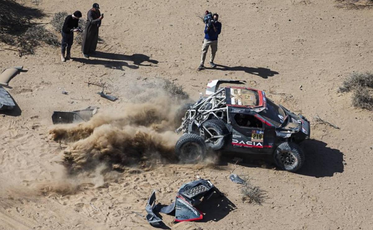 FOTO: Loeb no pierde tiempo tras volcar, pero después se detuvo varias veces