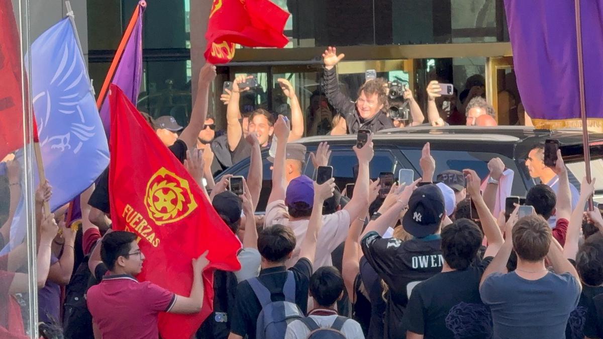 Milei llegó al Hotel Quinto Centenario, en Córdoba. (Foto: Daniel Cáceres/C3)