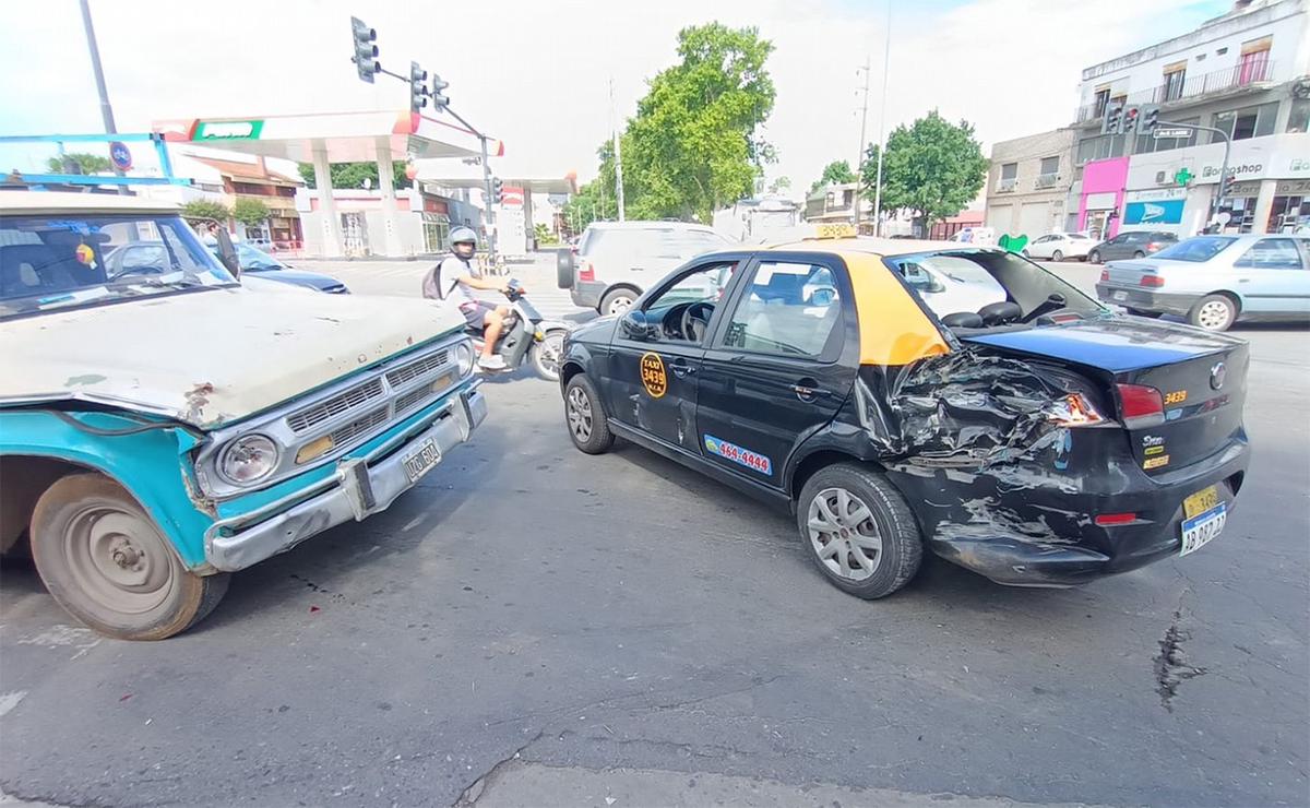 FOTO: Rosario: fuerte impacto entre un flete y un taxi en Ovidio Lagos y Uriburu.