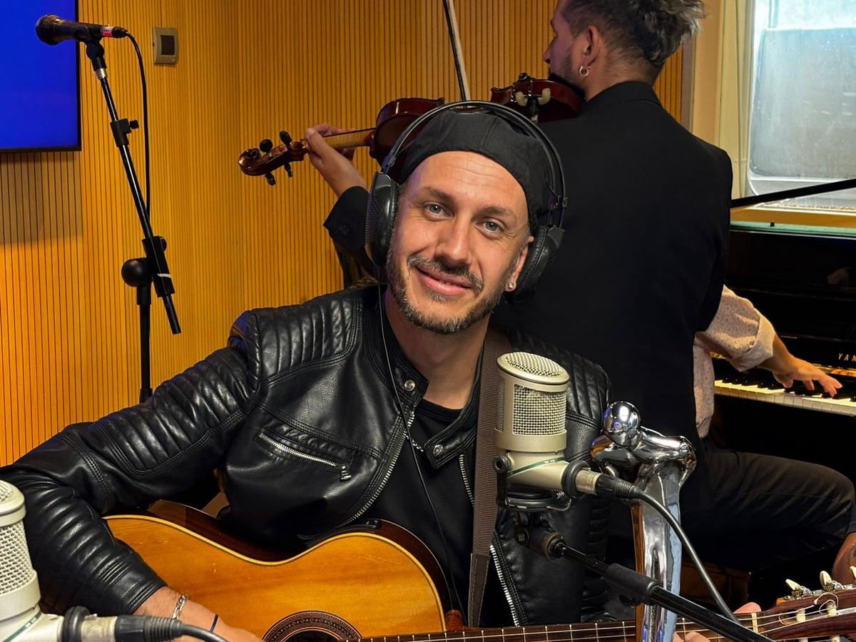 Gabriel Polidoro, en el estudio de la radio.