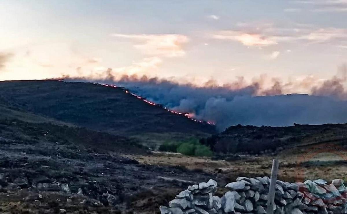 FOTO: Sigue activo el incendio en Ambul. (Foto: Traslasierra Noticias)