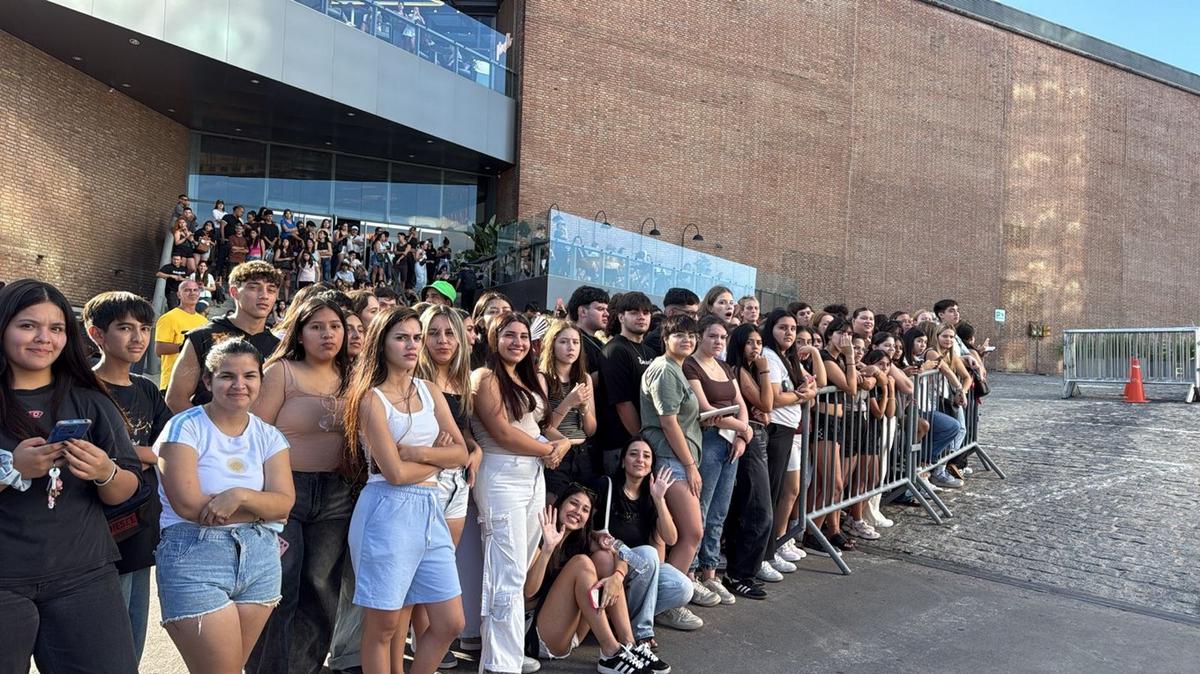 La espera por Tini: fanáticas enloquecidas