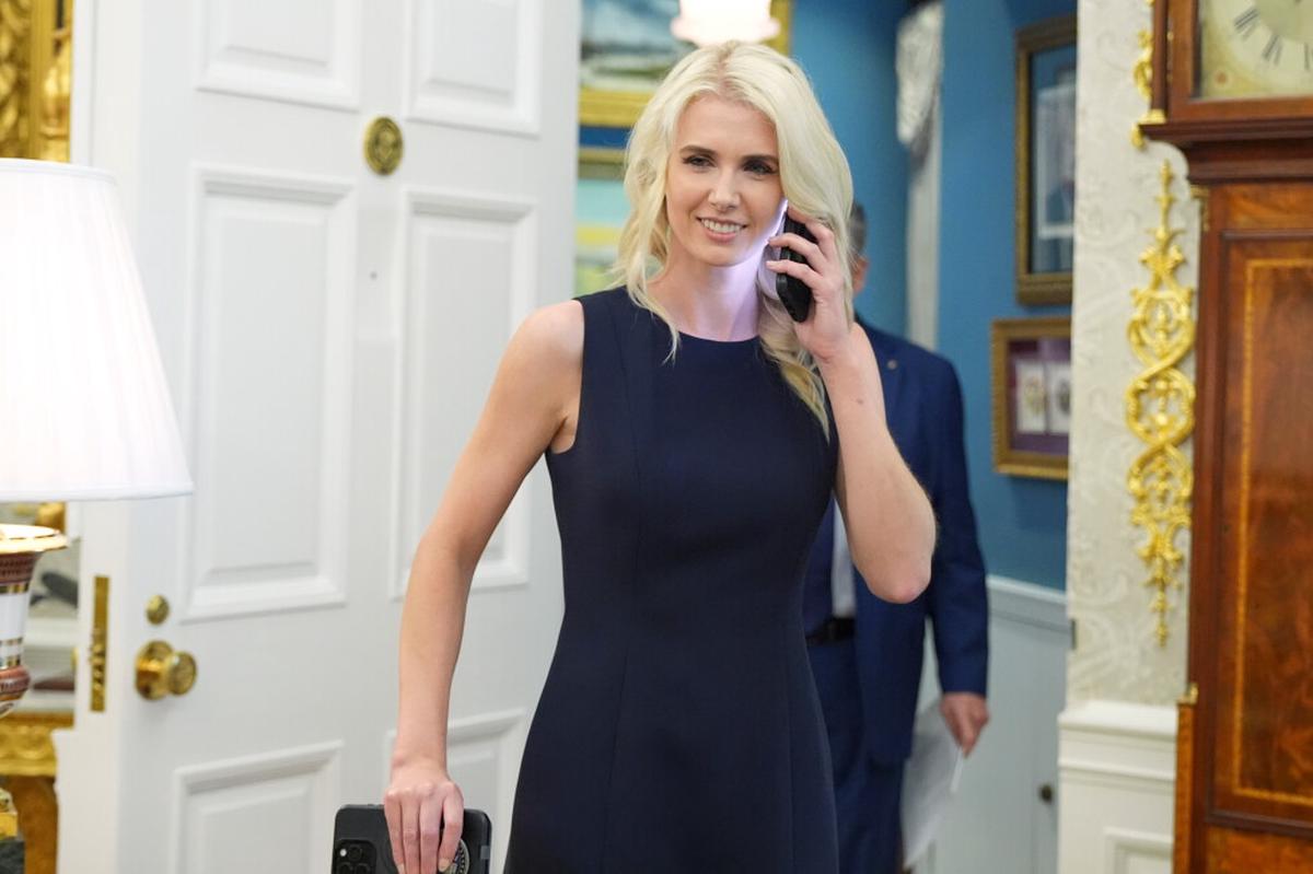 Trump dio regalos navideños por valor de 45.000 dólares a Natalie Harp y a otros 2 asesores