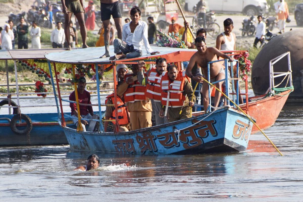 Naufragio de bote turístico en norte de India deja al menos 10 muertos