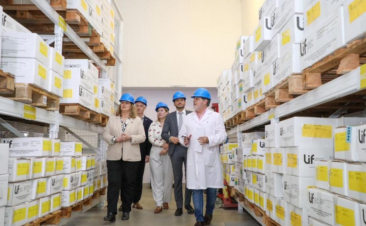 FOTO: Dengue: el laboratorio de Santa Fe quintuplicará la producción de repelente.