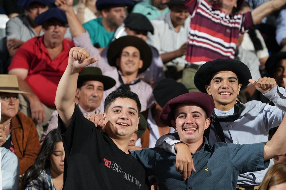 FOTO: Los asistentes disfrutan de una nueva noche festivalera. 