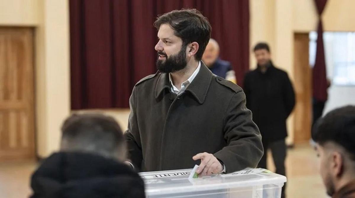 Gabriel Boric emitió su voto en Punta Arenas. Foto: Agencia NA/Redes.