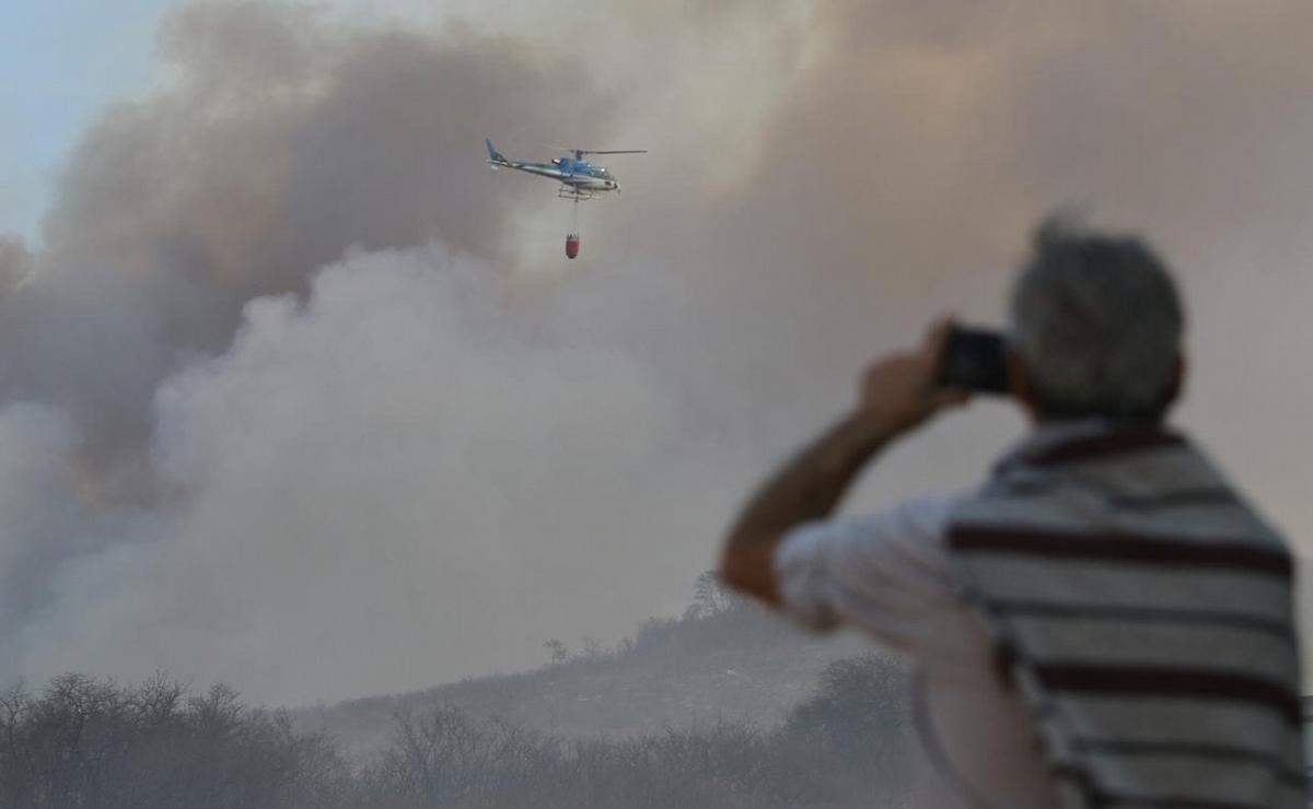 FOTO: Avanza el incendio iniciado en La Calera. (Foto: Daniel Cáceres/Cadena 3)